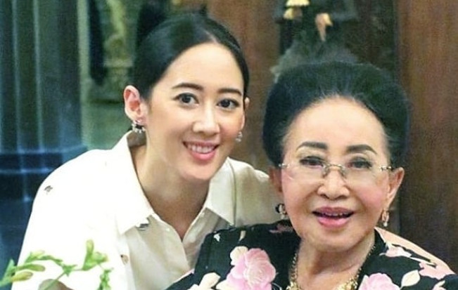 Ninik bersama mendiang pendiri Mustika Ratu, Moeryati Soedibyo. [Instagram @ninik102]